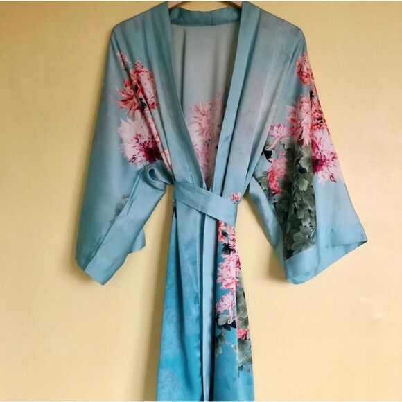 Kim + Ono Other - KIM + ONO Floral Satin Kimono Robe. Size OS